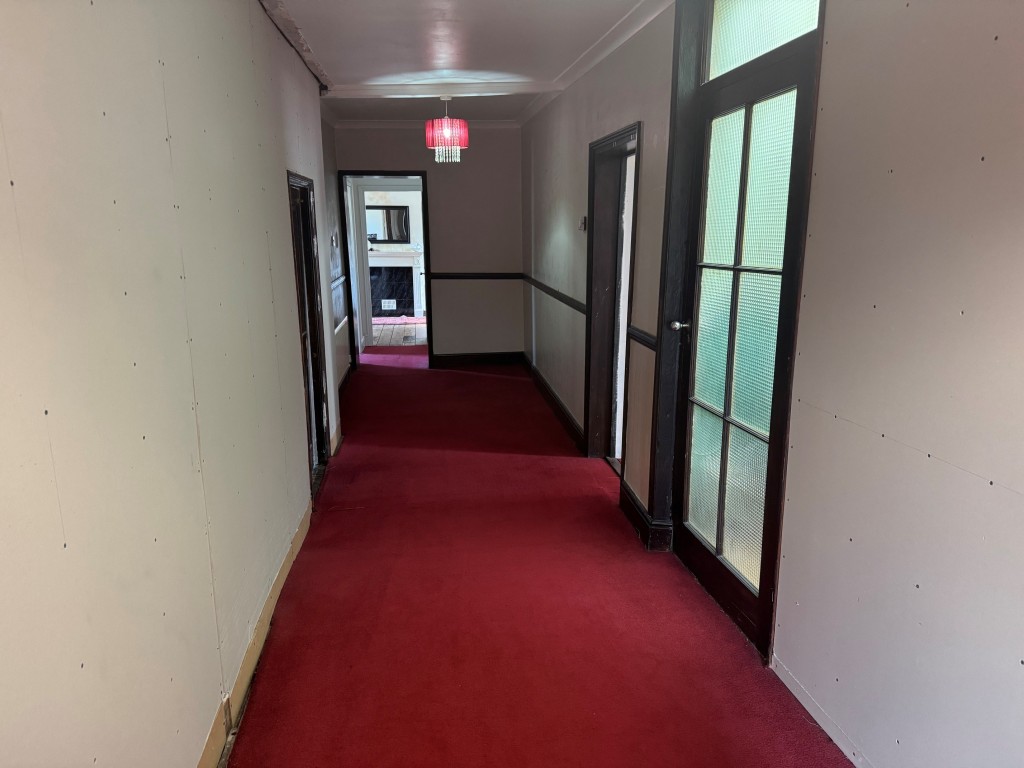 Lot: 144 - FREEHOLD DETACHED PERIOD FARMHOUSE, STUDIO APARTMENT OVER QUADRUPLE GARAGE - RESIDENTIAL INVESTMENT - Farmhouse - landing